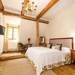 Dvur Pecinov 4*