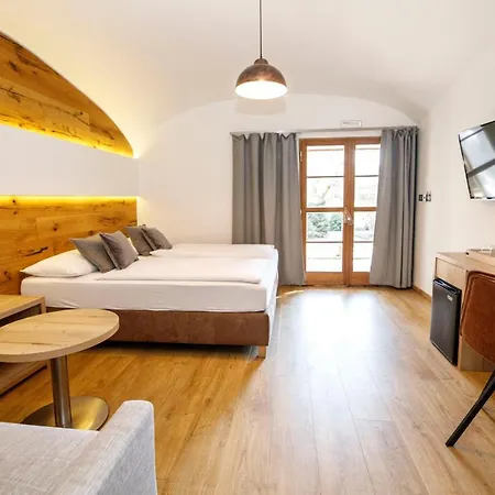 ホテル Dvur Pecinov 4*