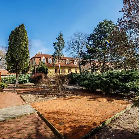 Dvur Pecinov Hotel Benesov (Central Bohemian)