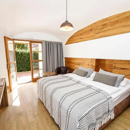 Dvur Pecinov 호텔 4*