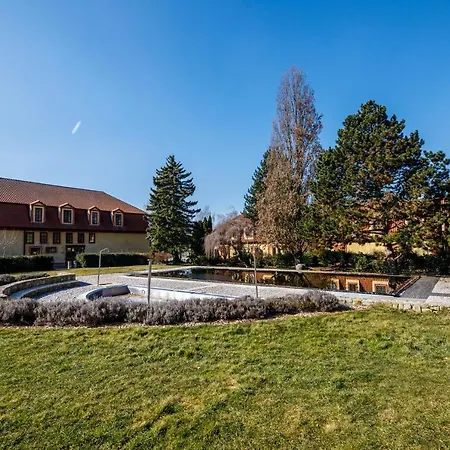Dvur Pecinov 4*