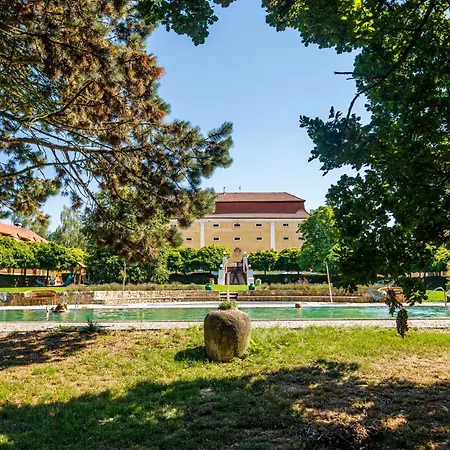 Dvur Pecinov Szálloda 4*