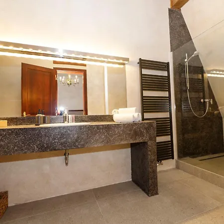 Dvur Pecinov Szálloda 4*