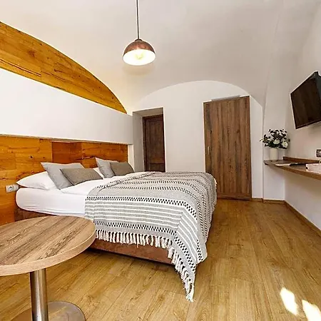 Dvur Pecinov 4*