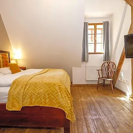 Dvur Pecinov 4*