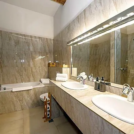 Hotel Dvur Pecinov Benesov (Central Bohemian)
