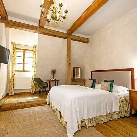 Dvur Pecinov 4*