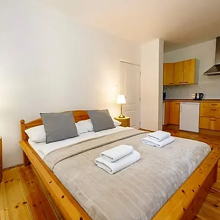 Dvur Pecinov 4*