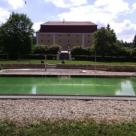 Dvur Pecinov