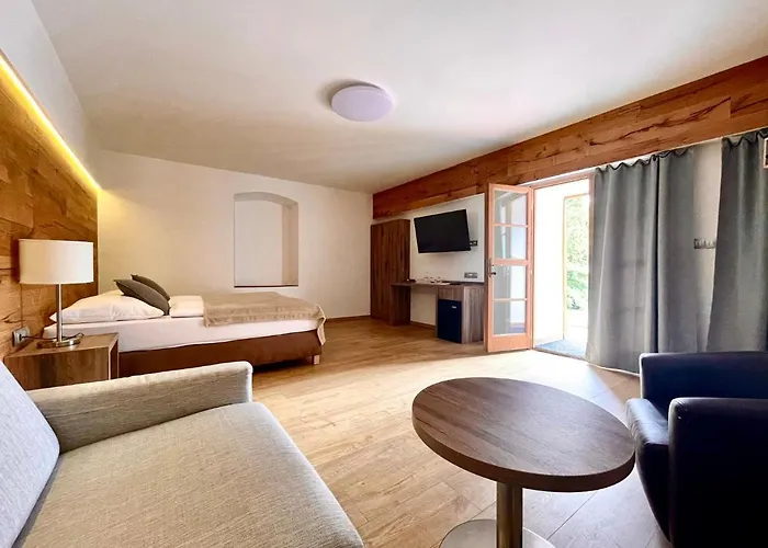 Hotel Dvůr Pecínov Benesov (Central Bohemian)