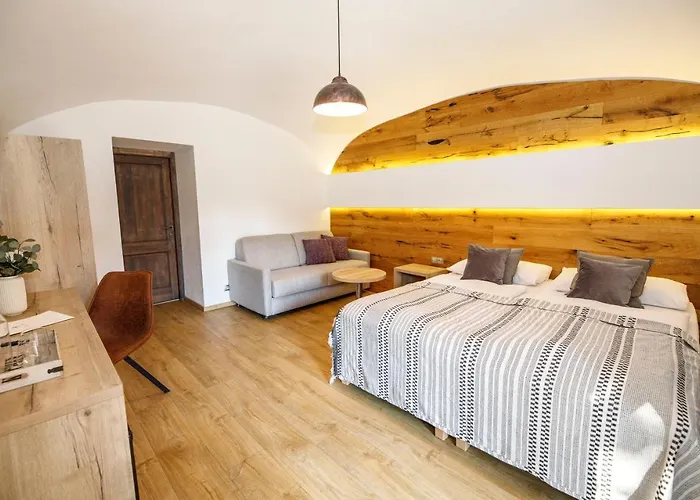 Otel Dvur Pecinov