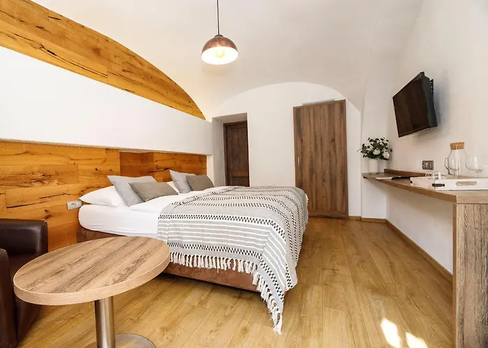 Dvur Pecinov Otel