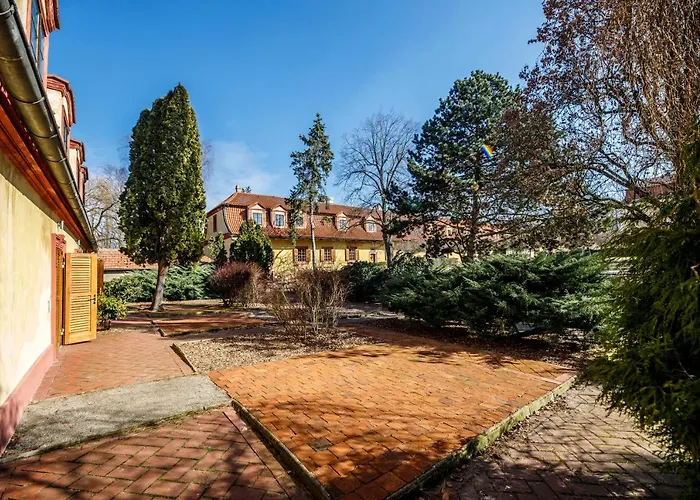 Dvur Pecinov Otel Benesov (Central Bohemian)