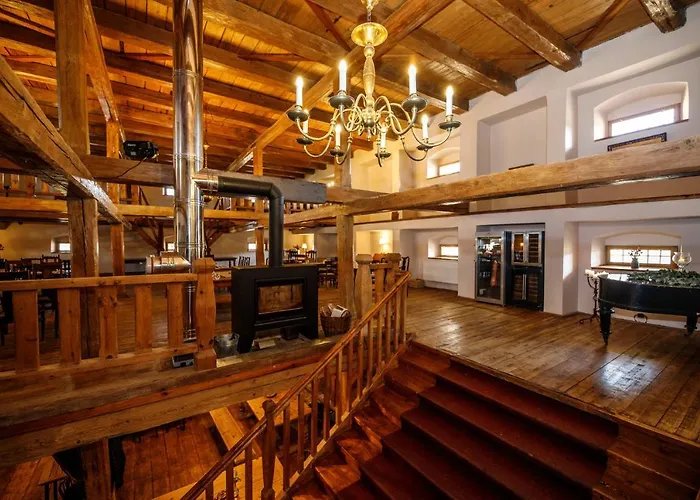Dvur Pecinov Otel