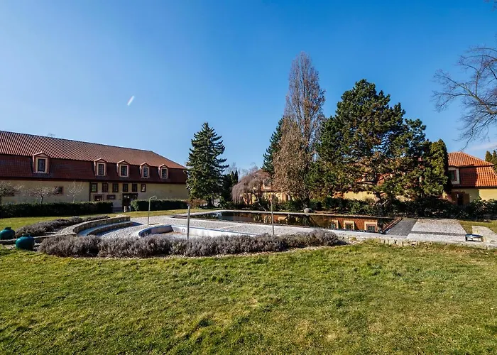 Dvur Pecinov 4*