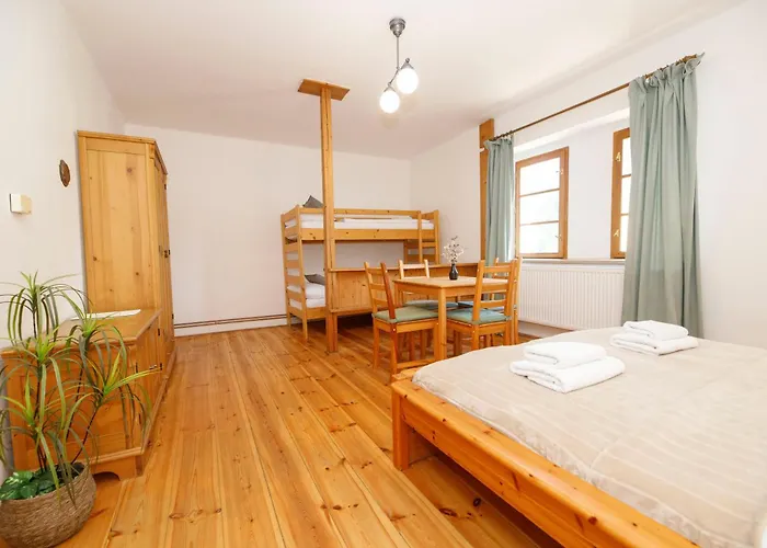 Otel Dvur Pecinov