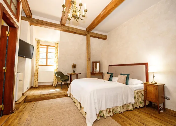 Dvur Pecinov 4*