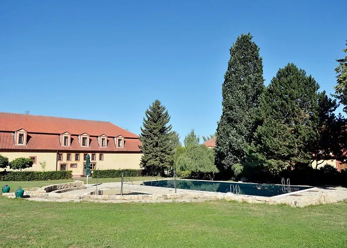 Dvur Pecinov Otel