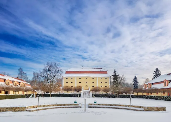 Dvůr Pecínov Hotel Benesov (Central Bohemian)